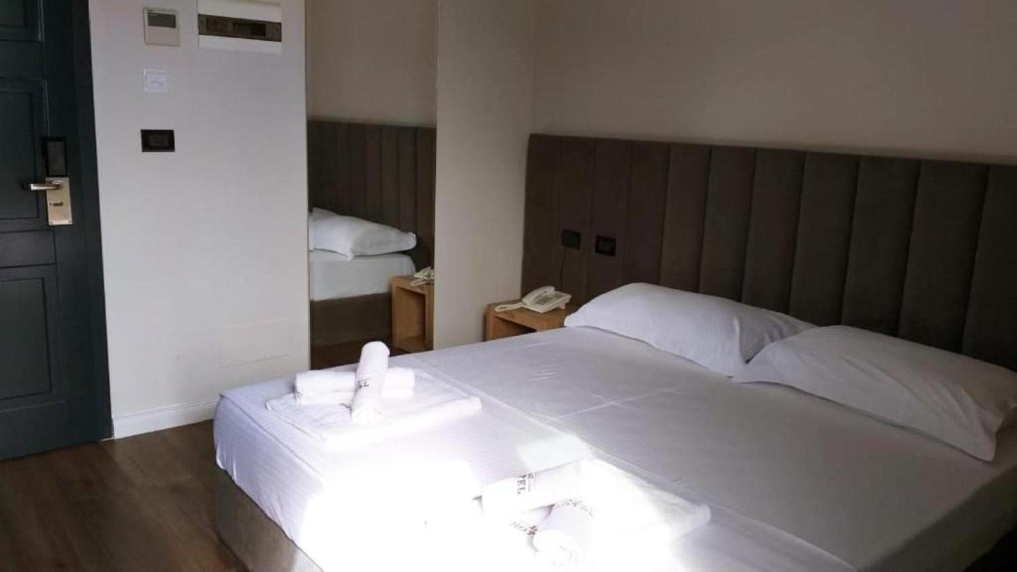 A&G Hotel Radhimë エクステリア 写真