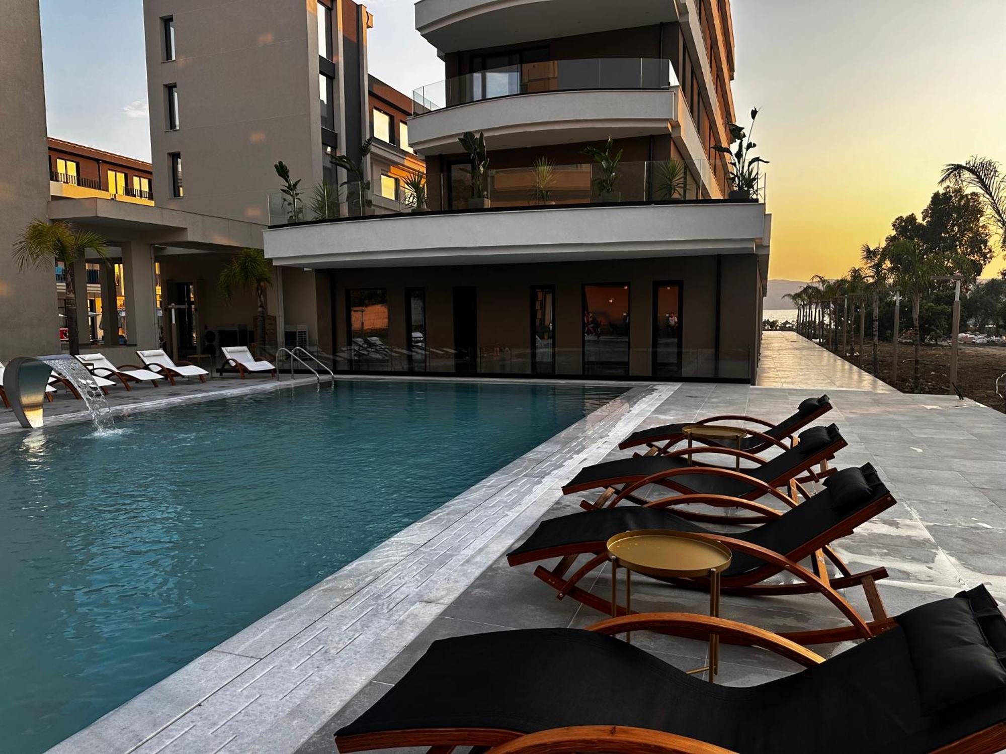 A&G Hotel Radhimë エクステリア 写真